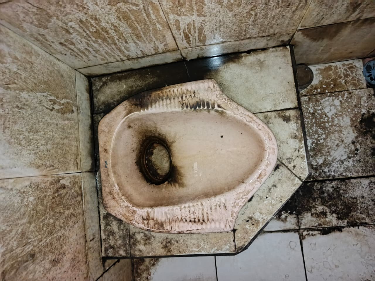 Before Pengerjaan kerak kamar mandi di sidoarjo